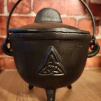 calderone in ghisa con triquetra