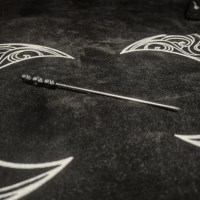 Spillo con teschi neri