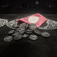 Set di rune artigianali in legno nere ed argento